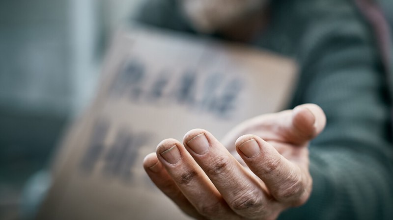 Мъж за просеща на улицата: Не ѝ давайте пари, качи се в лъскава кола