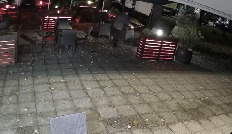 Заведение в Пловдив остана с маса по-малко, след като неизвестен
