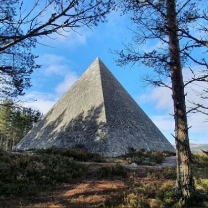Мистериоза пирамида скрита в имението Балморал на крал Чарлз крие