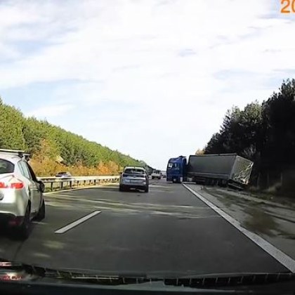 Катастрофа между лек автомобил и камион е станала на магистрала