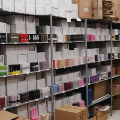 Полицията във Варна разкри склад за търговия с фалшиви парфюми Иззети