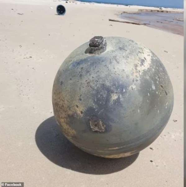 Мистериозна метална топка изплува на плаж