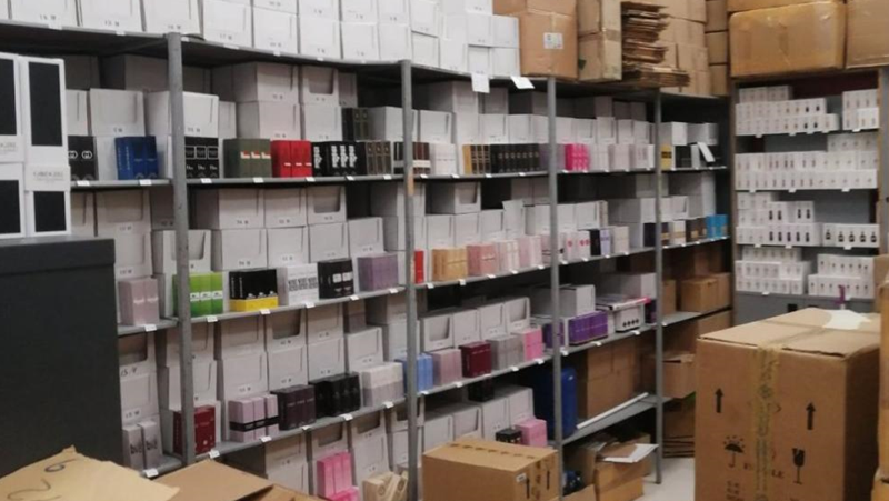 Полицията във Варна разкри склад за търговия с фалшиви парфюми.Иззети