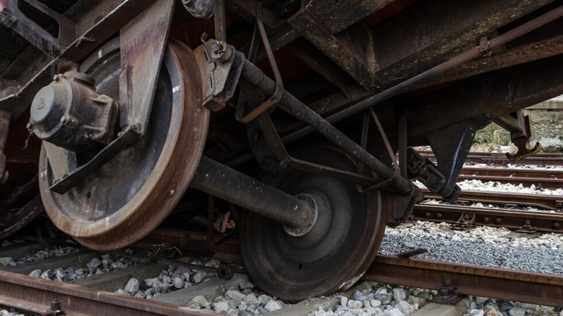 Локомотив на товарен влак удари инкасо автомобил на железопътния прелез