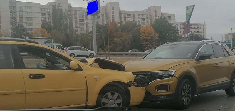 Челна катастрофа между две коли в София.Машините са със сериозни