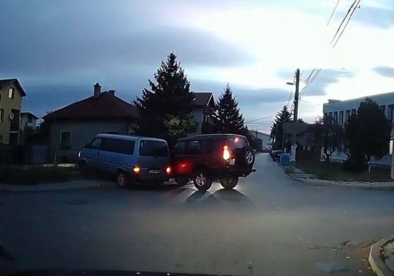 Две коли се блъснаха заради отнето предимство ВИДЕО