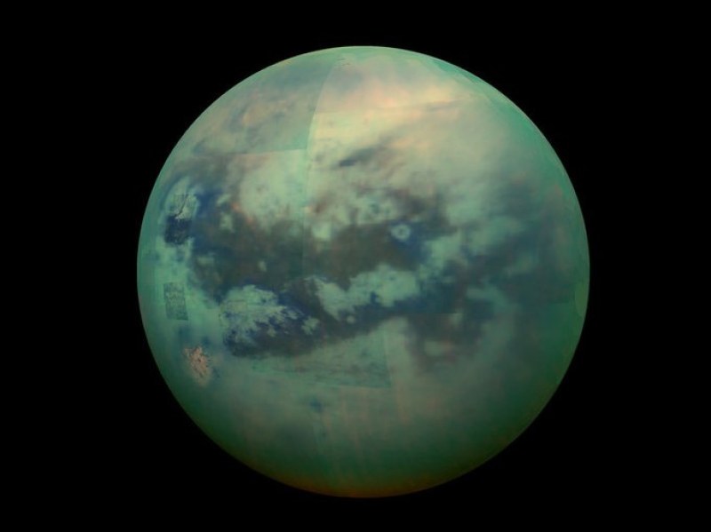 Титан е най-величествената от многото луни на Сатурн и най-обещаващата за