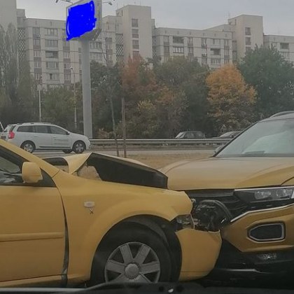 Челна катастрофа между две коли в София Машините са със сериозни