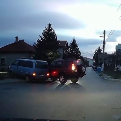Две коли се блъснаха заради отнето предимство ВИДЕО