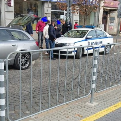 Екшън в София! Полицаи разтърваха биещи се водачи СНИМКИ