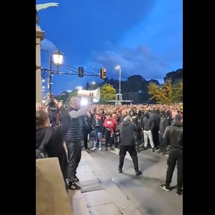 Привърженици на ЦСКА блокираха движението на площад Орлов мост в
