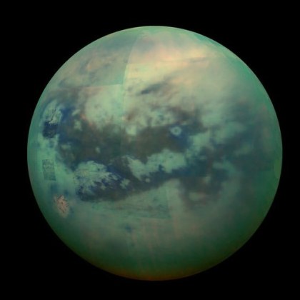 Титан е най величествената от многото луни на Сатурн и най обещаващата за