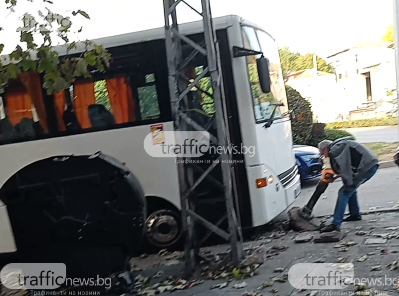 Безумие в Пловдив! Шофьор на автобус се заклещи и започна да кърти колчета с ръце ВИДЕО