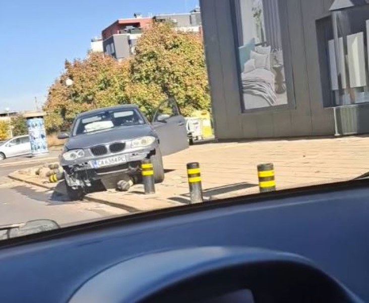 Меле с БМВ!  Кола заседна на колчета край спирка СНИМКИ
