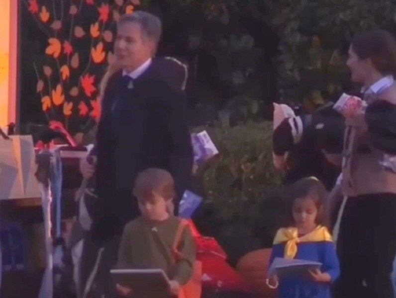 Държавният секретар на САЩ облече сина си в костюм на Зеленски за Хелоуин