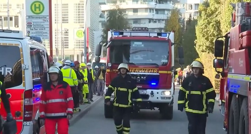 Изваждат четвъртата жертва на инцидента със скеле в Хамбург ВИДЕО