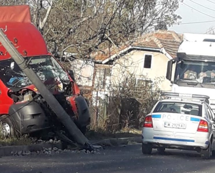 Камион отнесе стълб в Монтанско СНИМКА