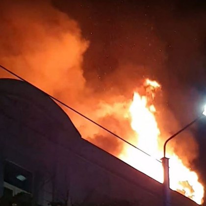 Голям пожар избухна в понеделник вечерта в Пазарджик Три екипа