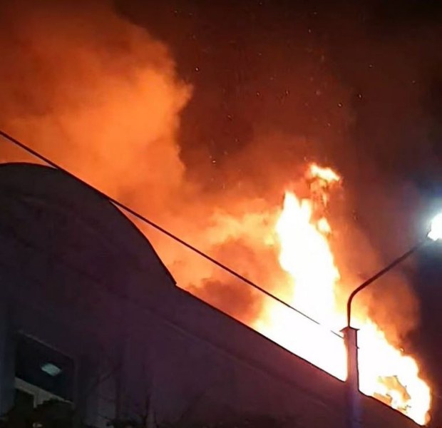 Не закъсняха спекулациите след огромния пожар, избухнал в Пазарджик СНИМКИ