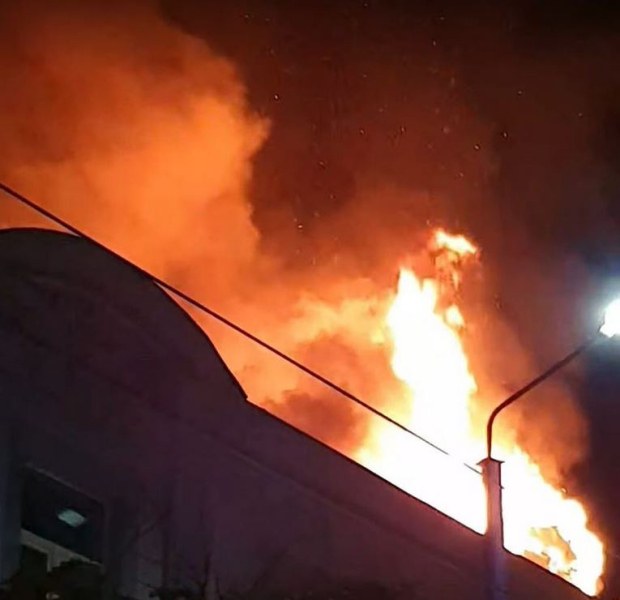 Голям пожар избухна в понеделник вечерта в Пазарджик. Три екипа