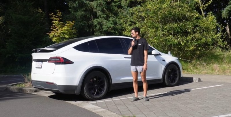 Собственик на Tesla Model X превърна колата си в практичен дом на колела