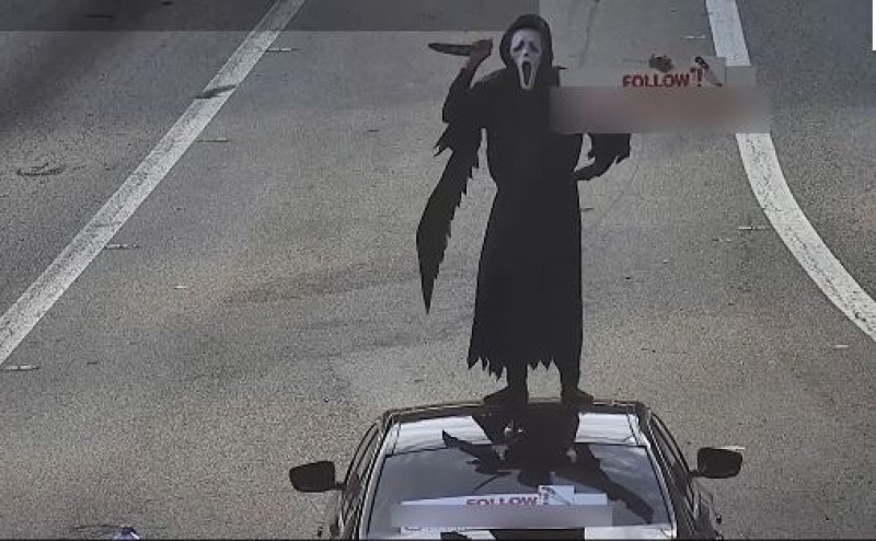 Мъж с костюм от филма „Писък” забави трафика по магистрала  ВИДЕО
