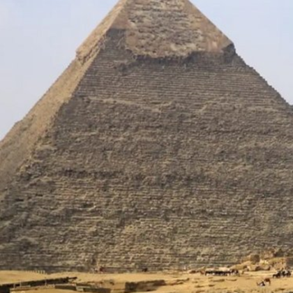 Когато чуете думата пирамиди вероятно се сещате за емблематичните структури