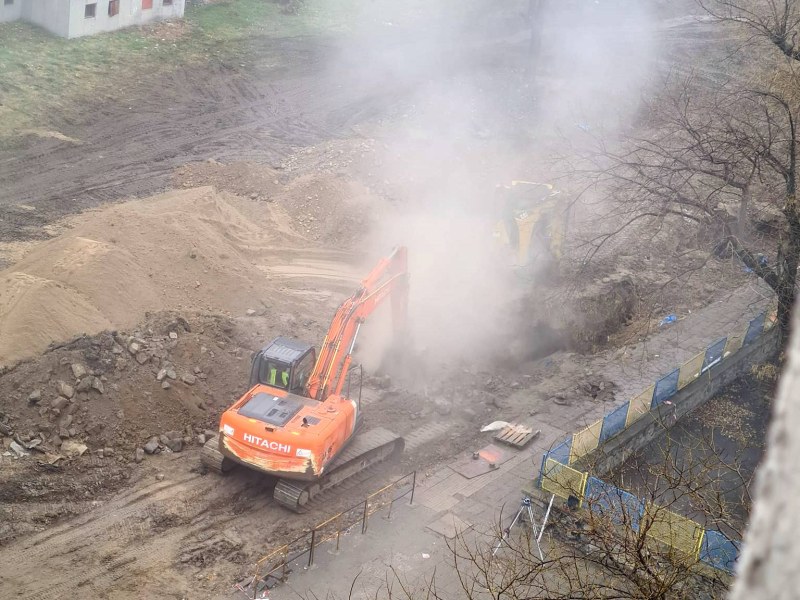 На метри от детска градина: Работници повредиха тръба на газопровод