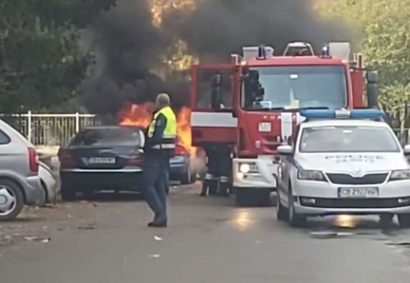 Кола избухна в пламъци в София. За това сигнализират очевидци.