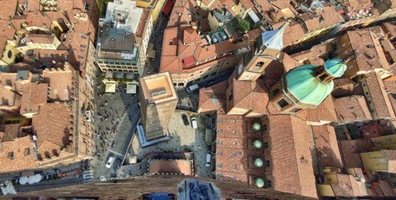 Кулата Гарисенда в Болоня може да падне: ще я спасят ли? СНИМКИ