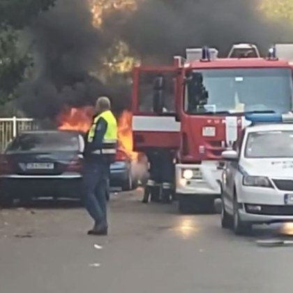 Кола избухна в пламъци в София За това сигнализират очевидци