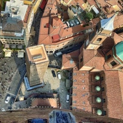 Освен известната наклонена кула в Пиза има още една наклонена