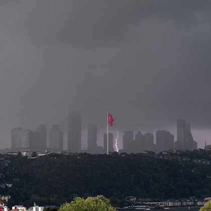 Буря придружена с проливен дъжд връхлетя Истанбул тази вечер Истанбулското