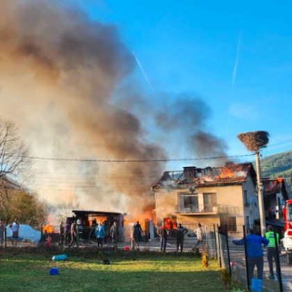 Голям пожар е унищожил две къщи в Говедарци Огненаната стихия