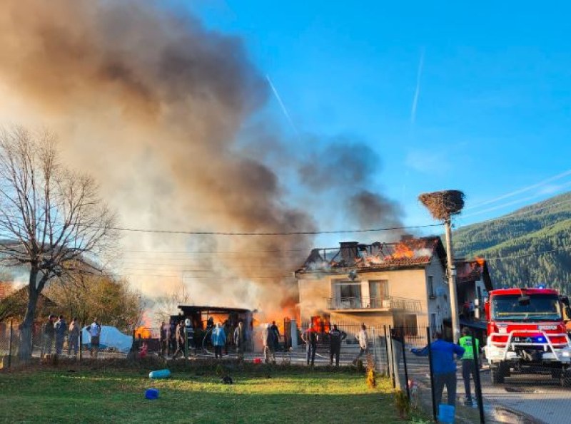 Голям пожар е унищожил две къщи в Говедарци. Огненаната стихия