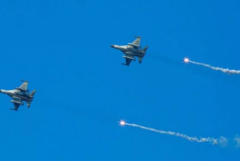 Китайски самолет изстреля ракети пред боен хеликоптер на Канада