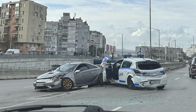 Кола се вряза в патрулка във Варна СНИМКИ