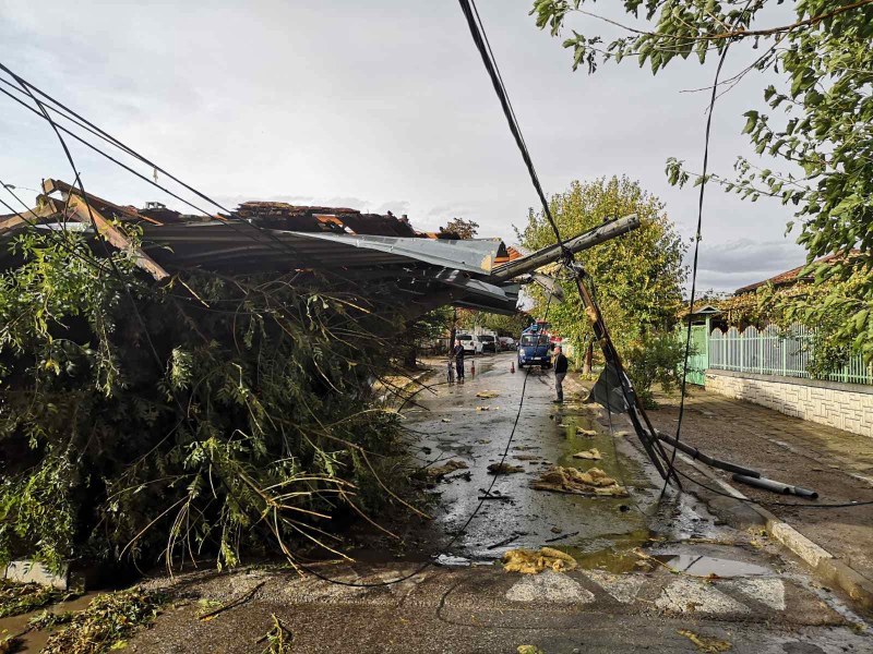 Буря и градушка удариха Хасковско, ураганен вятър в Родопите СНИМКИ