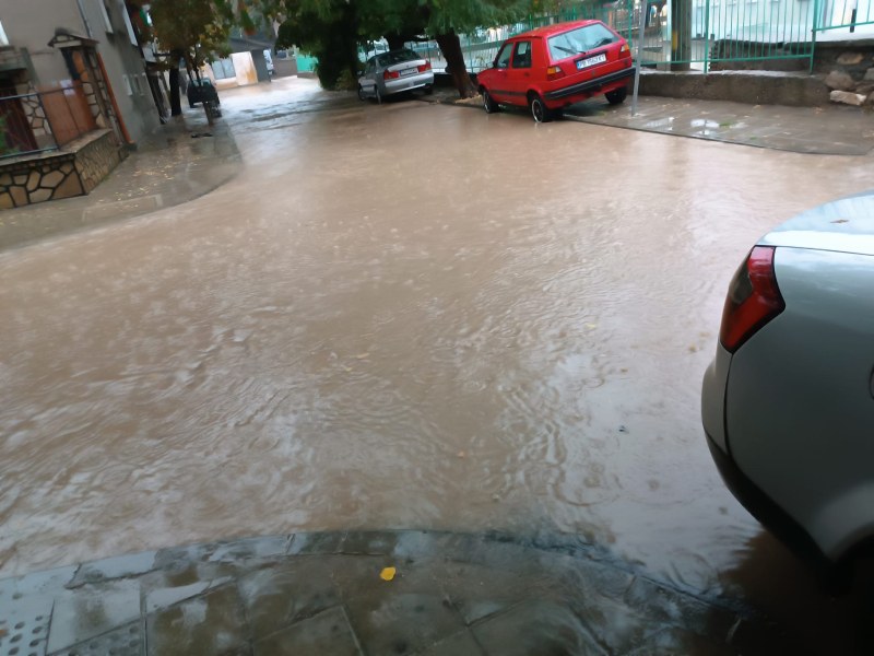 Улици останаха под вода и в Асеновград след обилния порой.