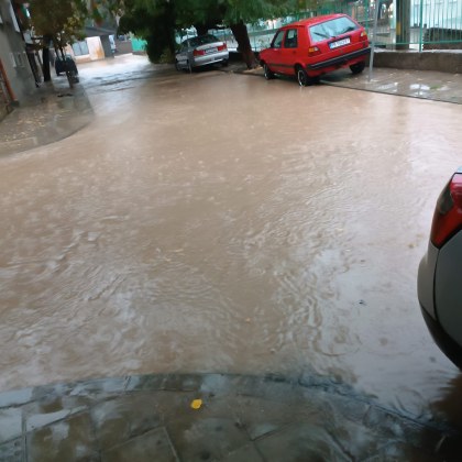 Улици останаха под вода и в Асеновград след обилния порой