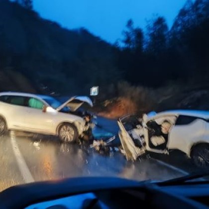 Тежка катастрофа е станала тази нощ във Великотърновско Два автомобила