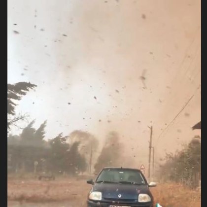 Кадрите от окото на торнадото в село Лъвино са запечатали