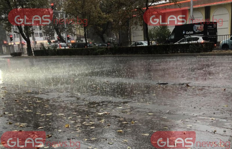 Проливен дъжд вали в Пловдив. В този момент сериозни количества
