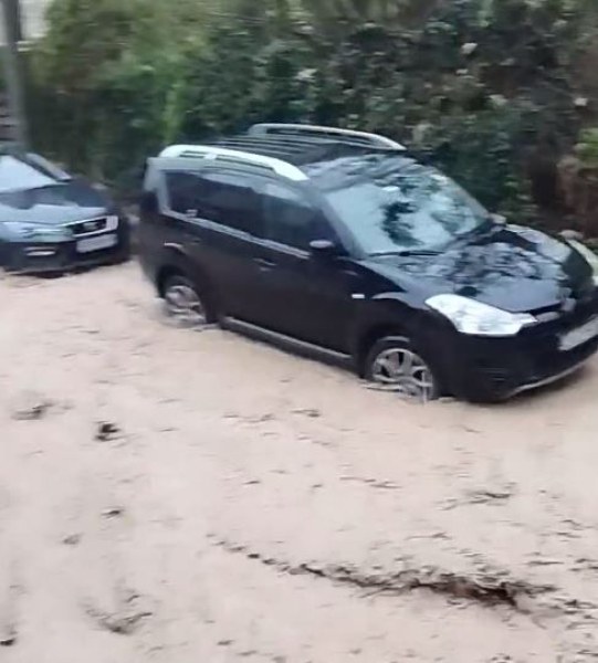 Проливен дъжд в Мелник, улиците станаха реки ВИДЕО