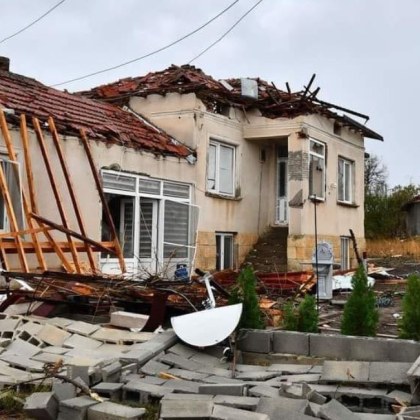 Над 100 къщи са засегнати от смерча който удари вчера