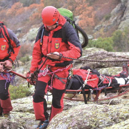 Тежка планинска акция за спасяване на пострадал турист се извършва