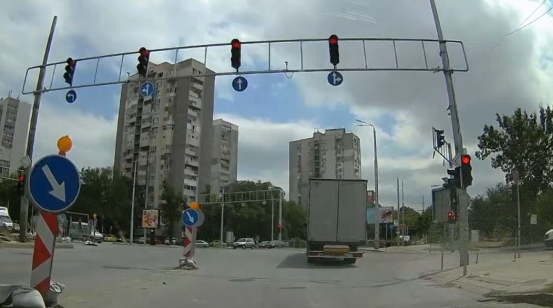 Децата знаят това правило, но шофьорите често го нарушават ВИДЕО