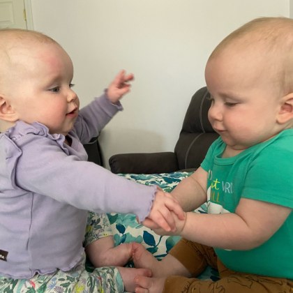 Близнаци рекордьори родени от ембриони замразени преди 30 години отпразнуваха