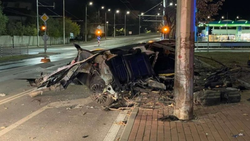 Пиян шофьор катастрофира в Пловдив, колата е разцепена на две СНИМКИ