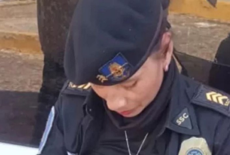 Полицайка дари надежда, накърми чуждо бебе